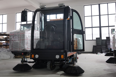 榮事達(dá)駕駛式掃地車的價(jià)值 榮事達(dá)駕駛式掃地車的價(jià)值.jpg